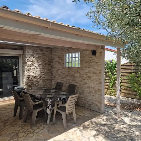 Holiday home Pavillon 3 Dans Avec Piscine Vendres